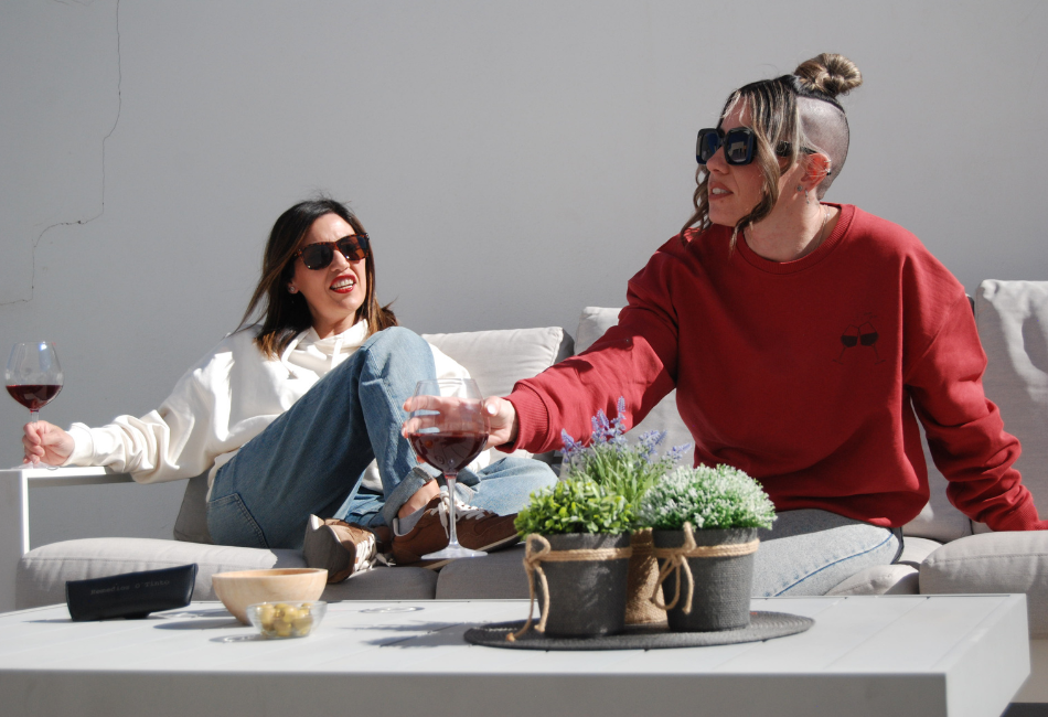 Cherry red: el color tendencia de 2026 que dominará sudaderas, camisetas y accesorios