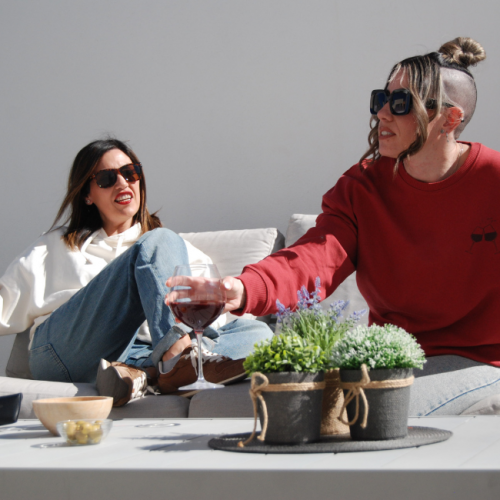 Cherry red: el color tendencia de 2026 que dominará sudaderas, camisetas y accesorios